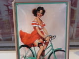 Метална табела жена на колело еротика велосипед ретро хубава извито кормило висок ток