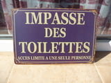 Метална табела надпис Impasse des Toilettes достъпът ограничен