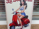 Метална табела мотор мотопед скутер италиянка секси готина От Италия с любов висок ток Веспа Пиаджо