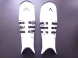 Футболни кори Adidas футбол калци протектори спорт топка гол бяло черно спортист футболист обувки